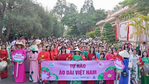 Hơn 5.500 phụ nữ diễu hành áo dài “Rạng ngời sắc Sen”