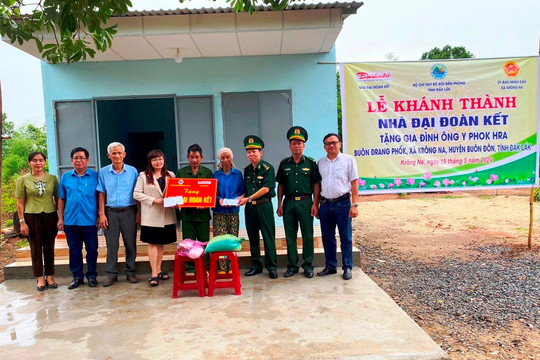 Trao nhà Đại đoàn kết tại xã biên giới Krông Na