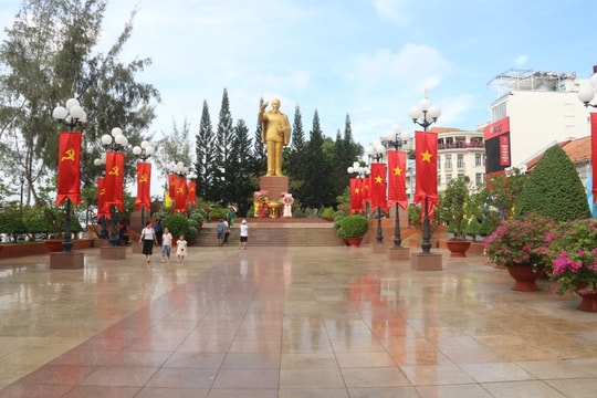 Người dân thành kính dâng hương tưởng nhớ Bác