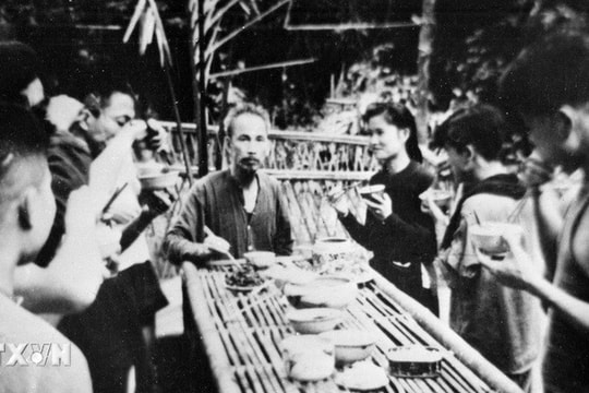 Cuộc đời Chủ tịch Hồ Chí Minh: 'Một đời thanh bạch, chẳng vàng son'