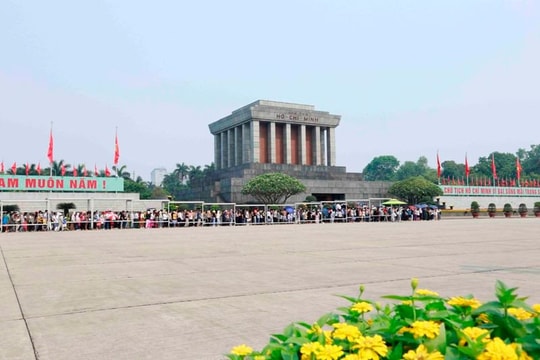 Ngày 19/5: Gần 32.000 lượt người vào Lăng viếng Bác