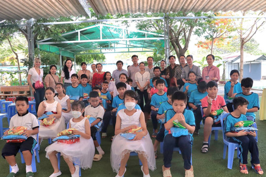 Báo Công lý mang yêu thương đến với trường Chuyên biệt Cần Thạnh