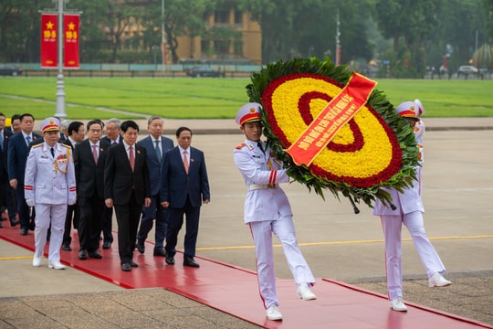 Lãnh đạo Đảng, Nhà nước và đại biểu Quốc hội vào Lăng viếng Chủ tịch Hồ Chí Minh