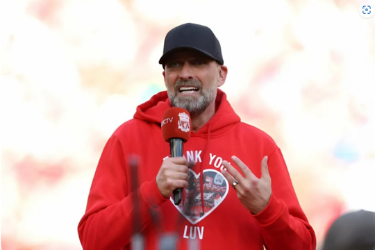 Khoảnh khắc xúc động khi HLV Jurgen Klopp chia tay Liverpool trên sân Anfield