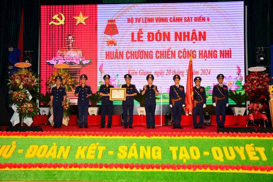 Bộ Tư lệnh Vùng Cảnh sát biển 4 đón nhận Huân chương chiến công hạng Nhì