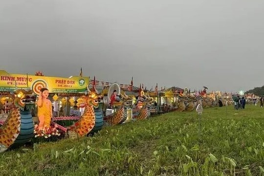 Diễn hành thuyền hoa mừng Đại lễ Phật đản trên sông Hương