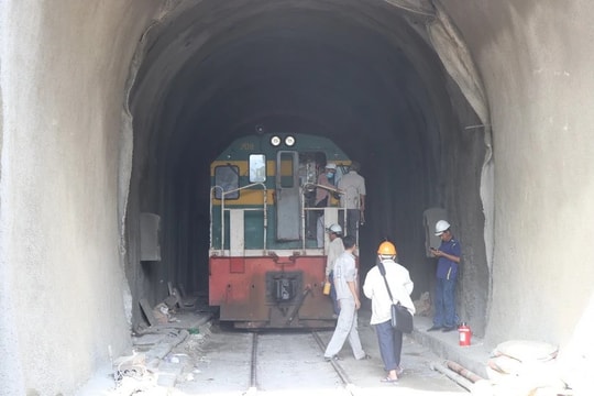 Sự cố sạt lở Hầm Chí Thạnh: Đường sắt chuyển tải gần 2.700 khách