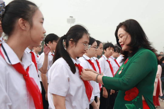 200 Học sinh giỏi tiêu biểu của Thủ đô báo công dâng Bác