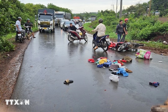 Xe tải va chạm xe máy khiến 2 người tử vong tại chỗ