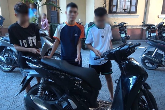 Phá cổng, đột nhập vào nhà trộm cắp xe máy
