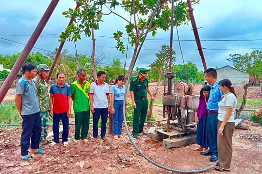 Đắk Lắk: Bộ đội Biên phòng hỗ trợ người dân xây dựng giếng nước