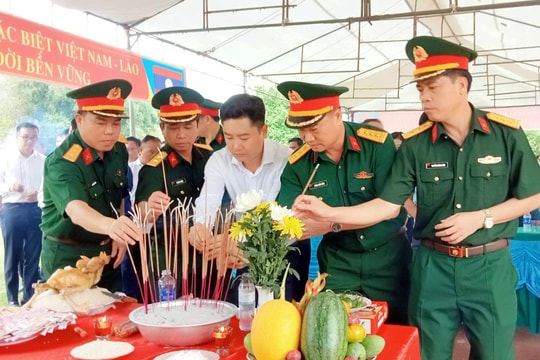 Lễ đón hài cốt liệt sĩ quân tình nguyện và chuyên gia Việt Nam hy sinh tại Lào