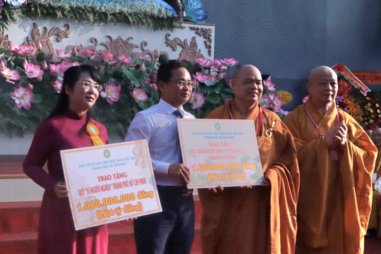 Trao 2 tỷ đồng cho 'Quỹ vì người nghèo', 'Vì biển đảo quê hương'
