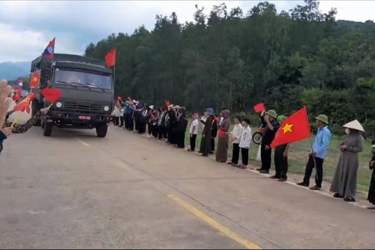 Xúc động hình ảnh đón 16 liệt sĩ quân tình nguyện và chuyên gia trở về đất mẹ