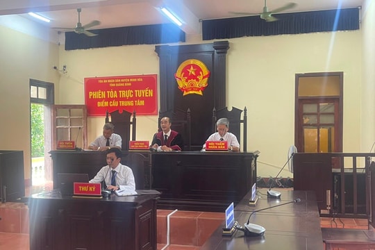 Lần đầu tiên TAND huyện Minh Hóa xét xử trực tuyến rút kinh nghiệm trong TAND 2 cấp
