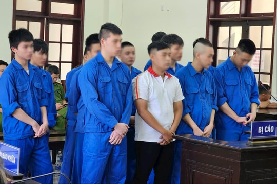 Nhóm thanh thiếu niên mang hung khí náo loạn đường phố