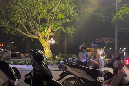 Dùng hung khí hỗn chiến vì mâu thuẫn khi tụ tập ở vỉa hè
