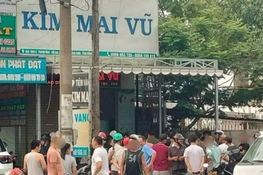 Chủ tiệm vàng khống chế đối tượng cướp dây chuyền tại cửa hàng