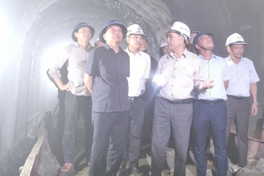 Đường sắt Bắc – Nam ách tắc do sạt lở hầm ở Phú Yên