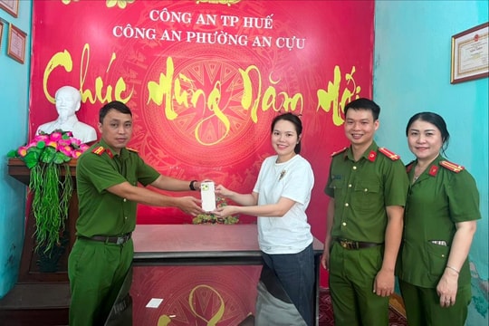 Tìm lại điện thoại cho người đánh rơi