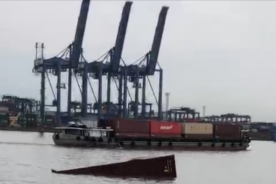 Nhiều container nổi lềnh bềnh sau va chạm đường thủy