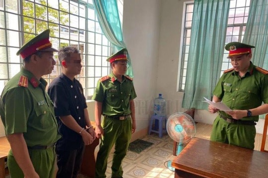 Thợ hàn bất cẩn làm cháy 11 tàu cá