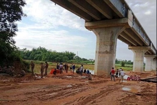 Nước cuốn trôi cầu tạm, một người mất tích