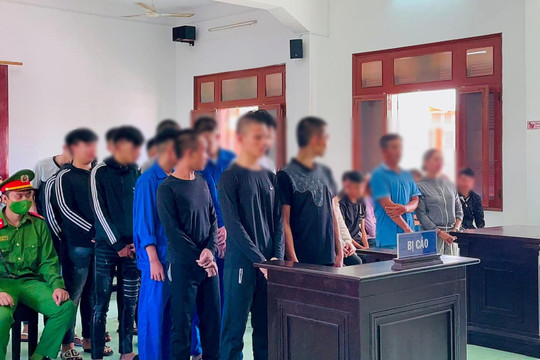 13 thanh thiếu niên giải quyết mâu thuẫn bằng hung khí