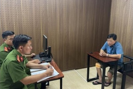 Uống rượu say, chửi bới bố đẻ, đập phá tài sản