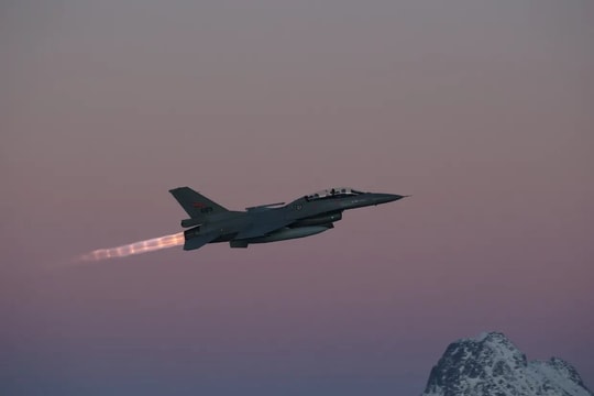 Nhóm phi công Ukraine đầu tiên hoàn thành khóa huấn luyện F-16 ở Mỹ