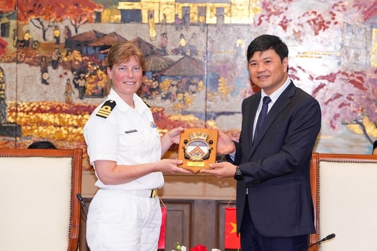 Tàu Hải quân Hoàng gia Hà Lan thăm thành phố Hải Phòng