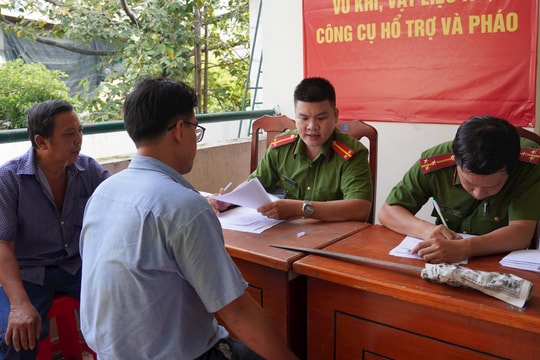 Người dân giao nộp hàng trăm loại vũ khí cho công an
