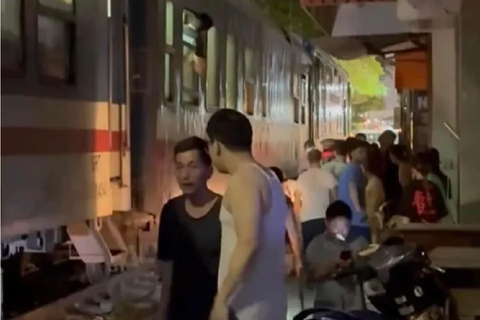 Va chạm với tàu hỏa, nam thanh niên nguy kịch