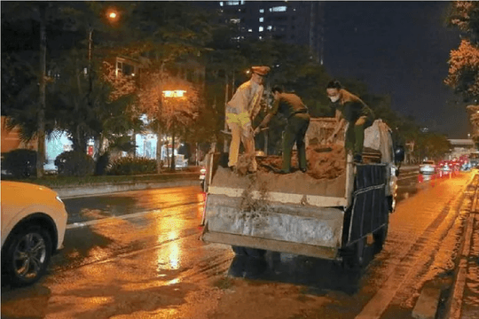 CSGT xử lý kịp thời vệt dầu loang trên đường Lê Trọng Tấn
