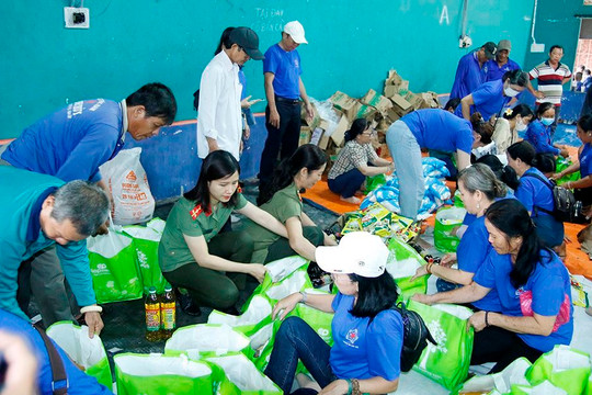 Công an An Giang tổ chức chương trình khám bệnh, cấp phát thuốc miễn phí và trao quà cho hơn 200 người khiếm thị