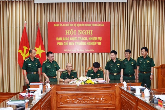 Bàn giao chức trách, nhiệm vụ Phó Chỉ huy trưởng nghiệp vụ Bộ đội Biên phòng tỉnh Đắk Lắk
