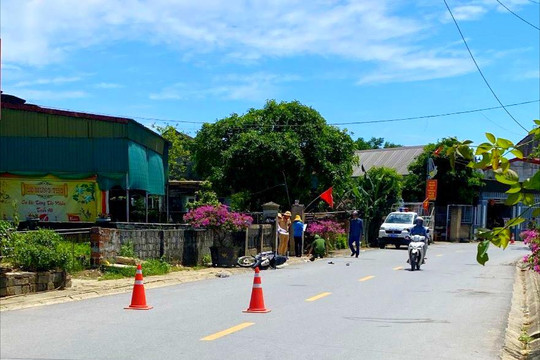 3 học sinh thương vong khi va vào cổng nhà người dân