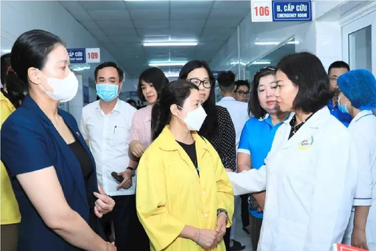 Ủy ban MTTQ Việt Nam phường Trung Hòa tiếp nhận ủng hộ các nạn nhân vụ cháy