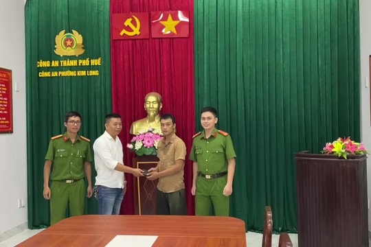 Trao trả 12 triệu đồng cho nhân viên giao hàng đánh rơi