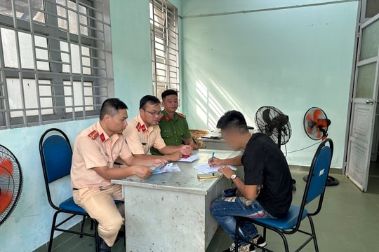 Phạt tài xế lái xe ô tô “độ” đèn chiếu sáng như “sân khấu di động” trên đường