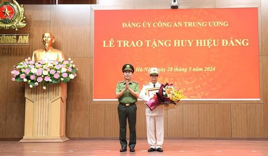Thượng tướng Bùi Văn Nam, nguyên Thứ trưởng Bộ Công an nhận Huy hiệu cao quý của Đảng