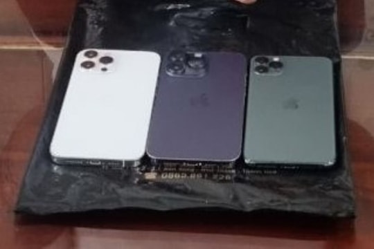 Vờ mua iPhone 12 và 14 Promax rồi rồ ga bỏ chạy