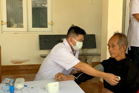 Trung đoàn 720, khám bệnh, cấp thuốc miễn phí cho người dân