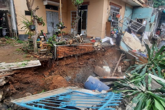 Tường nhà đổ sập, cụ bà 80 tuổi nguy kịch