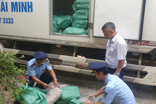 Lạng Sơn: Phát hiện 4 tấn chân gà đã đổi màu, chảy nước không rõ nguồn gốc
