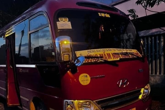 Cháu bé 4 tuổi bị ‘bỏ quên’ trên xe đưa đón học sinh đã tử vong