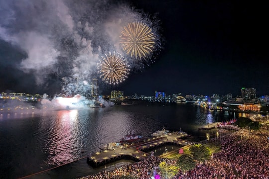 TP.HCM cấm xe những tuyến đường nào để bắn pháo hoa Lễ hội sông nước?