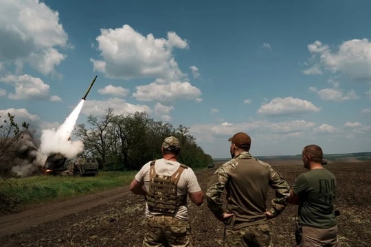 Ukraine tìm kiếm vũ khí tầm xa để tấn công Nga