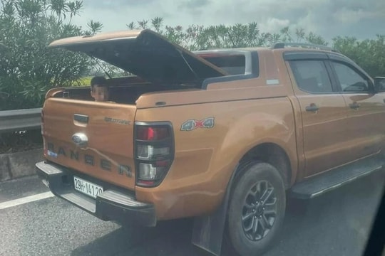 Xử phạt tài xế cho bé trai ngồi thùng xe bán tải