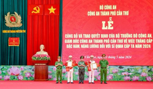 Công an TP Cần Thơ trao quyết định thăng cấp bậc hàm, nâng bậc lương năm 2024